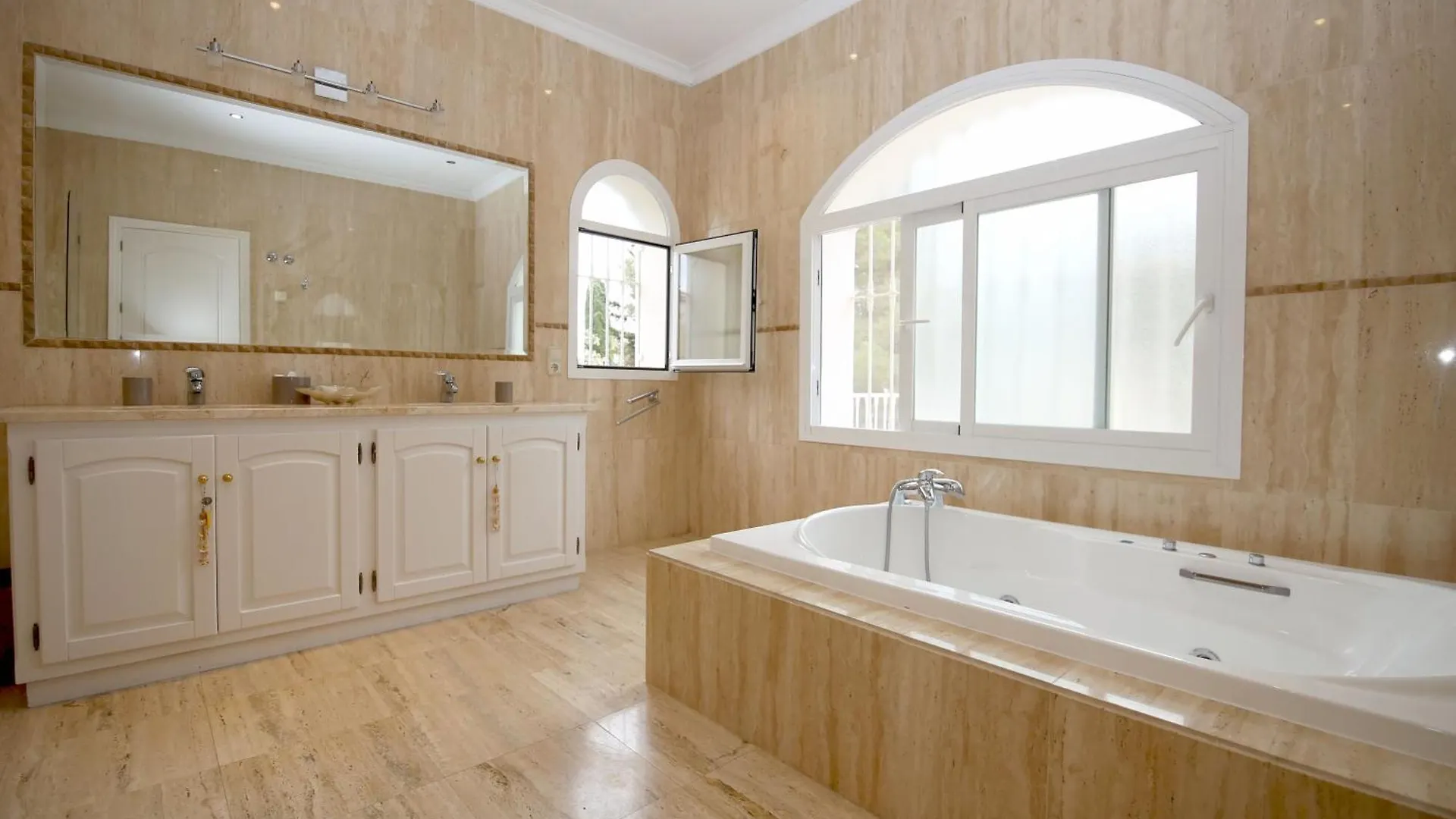 Estepona East Luxury Family Villa Rosa 0*,